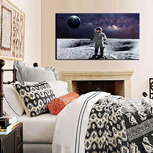 Творческа Изкуство - Астронавт, който Стои на Луната С изглед към Планетата Земя, Плакати, Печат върху Платно, монтиран на стената Арт Пейзаж, Картина, Напечатанная ?